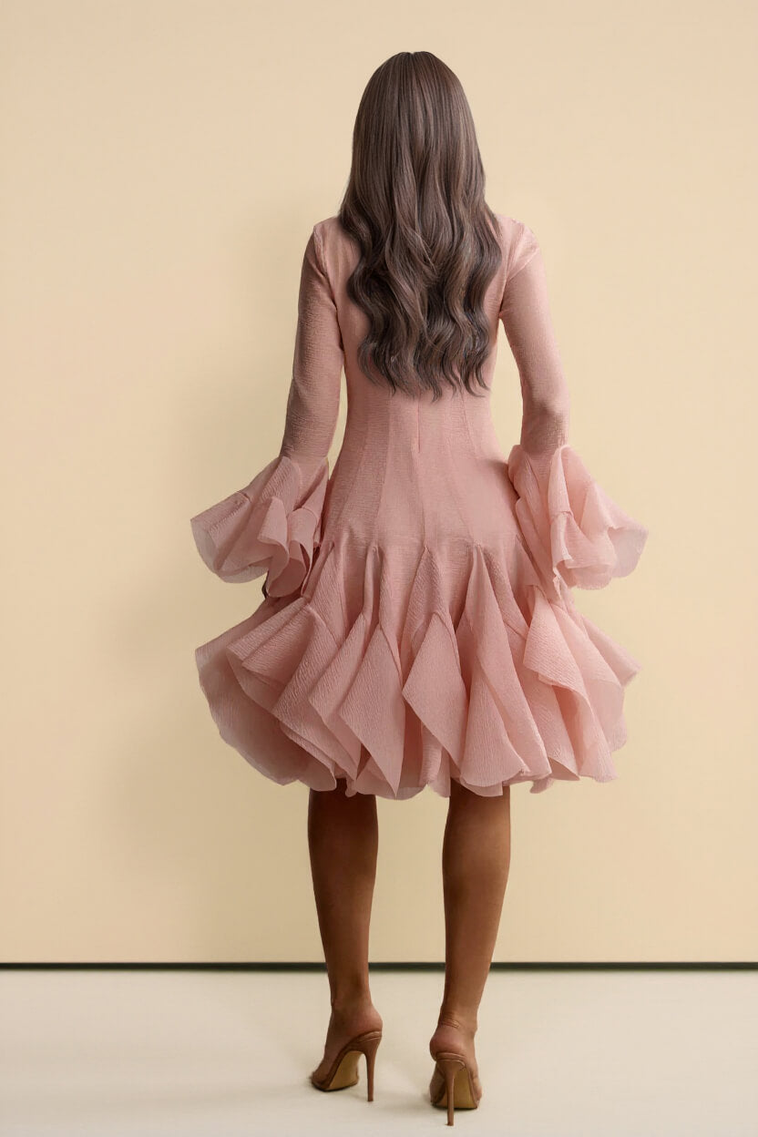 Vestido midi elegante cor-de-rosa com folhos e mangas boca de sino