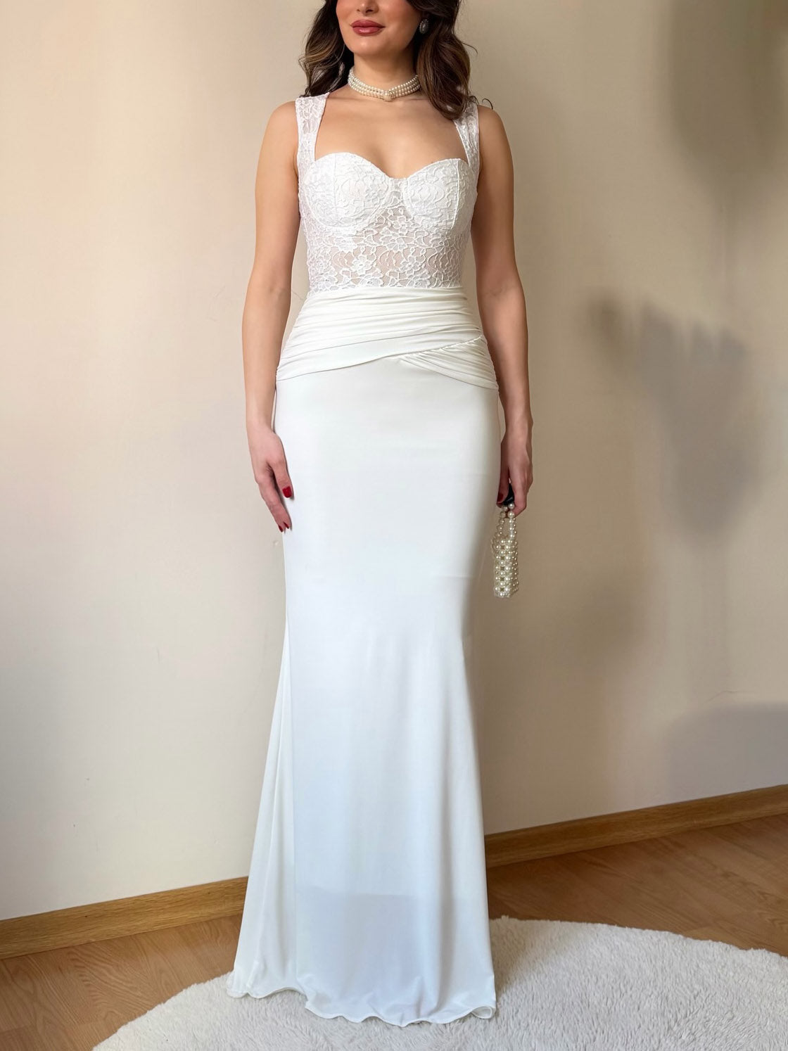 Elegante abito lungo a sirena arricciato con corpetto in pizzo
