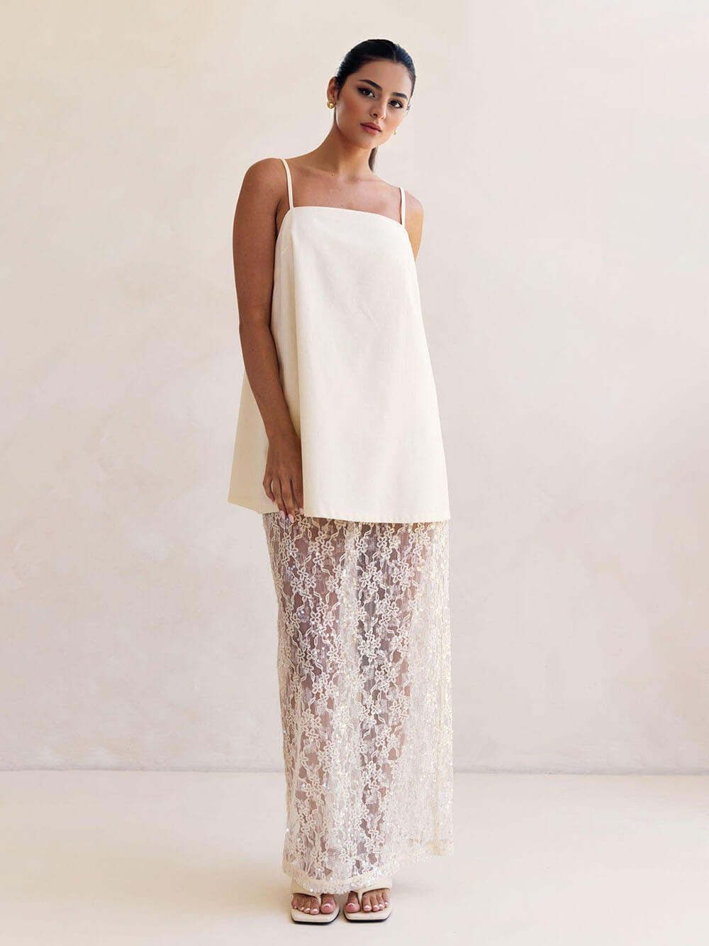 Elegantes Set aus A-Linien-Oberteil mit Carmen-Ausschnitt und Trägern sowie transparentem Pailletten-Spitzen-Maxirock mit hoher Taille