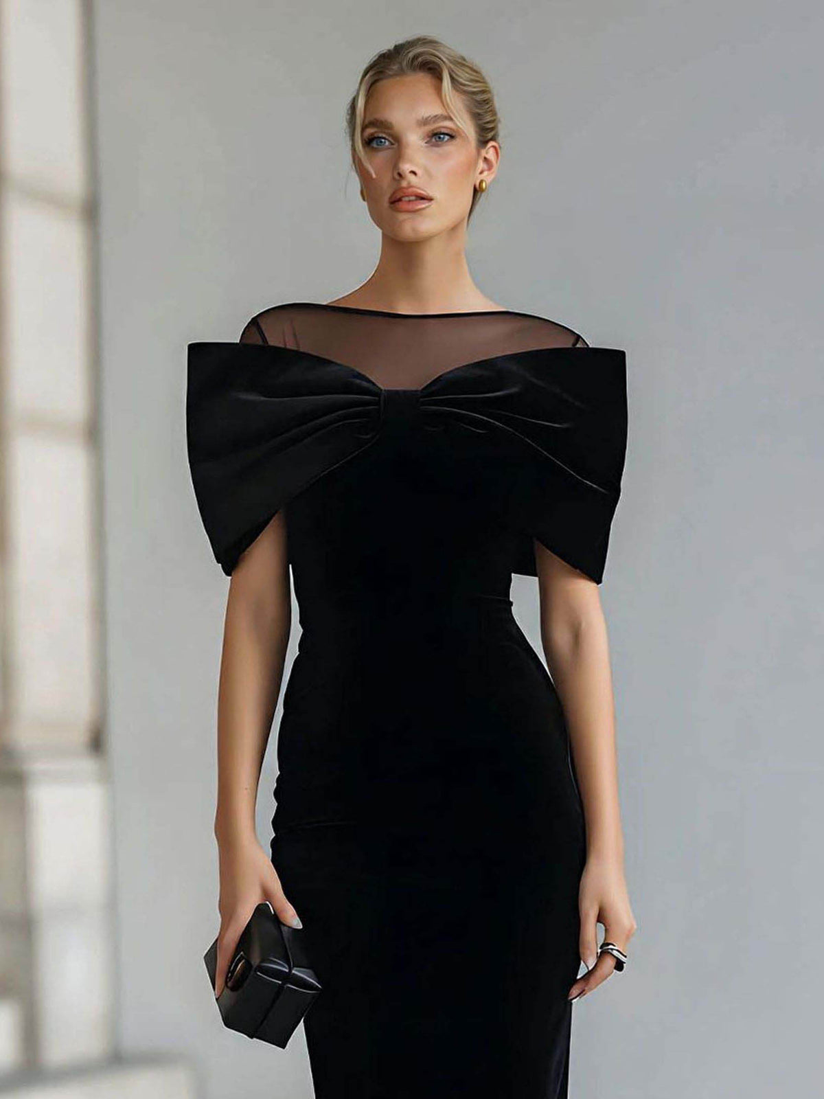 Vestido midi elegante com laço e decote transparente
