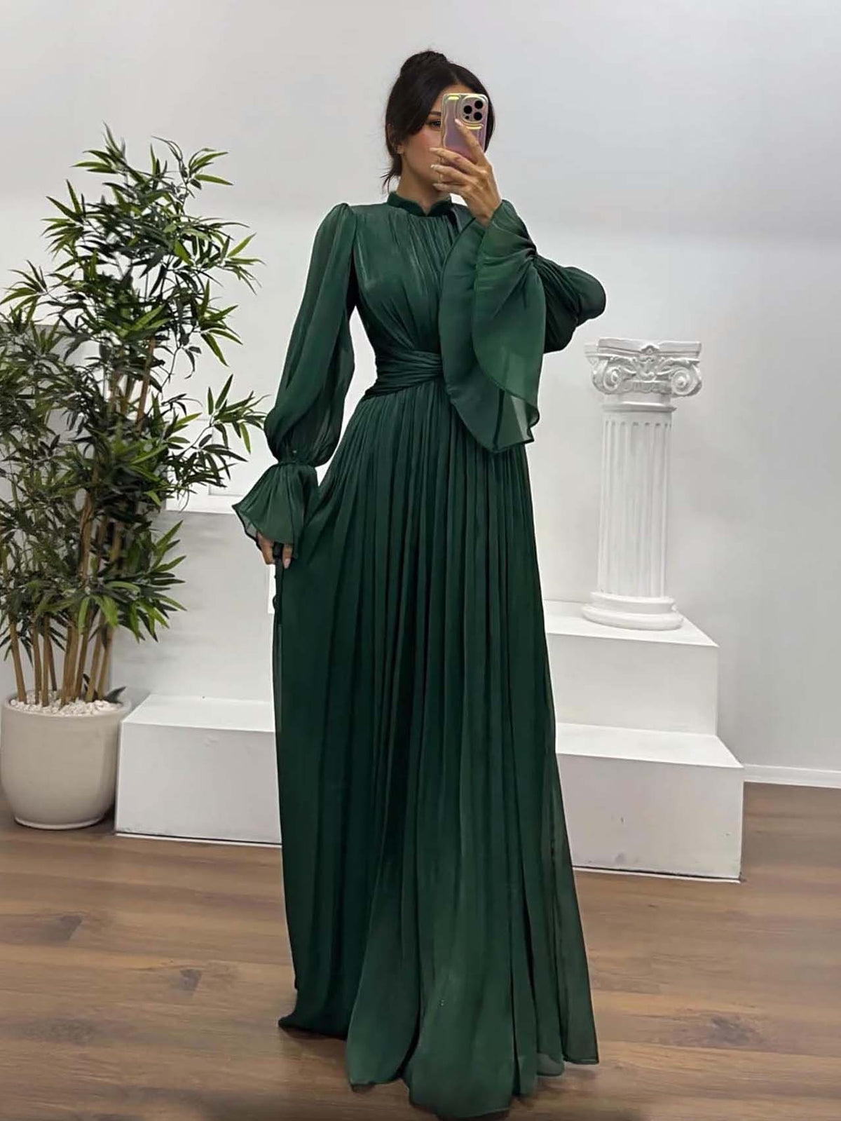 Vestido largo elegante, fluido y plisado, de manga larga