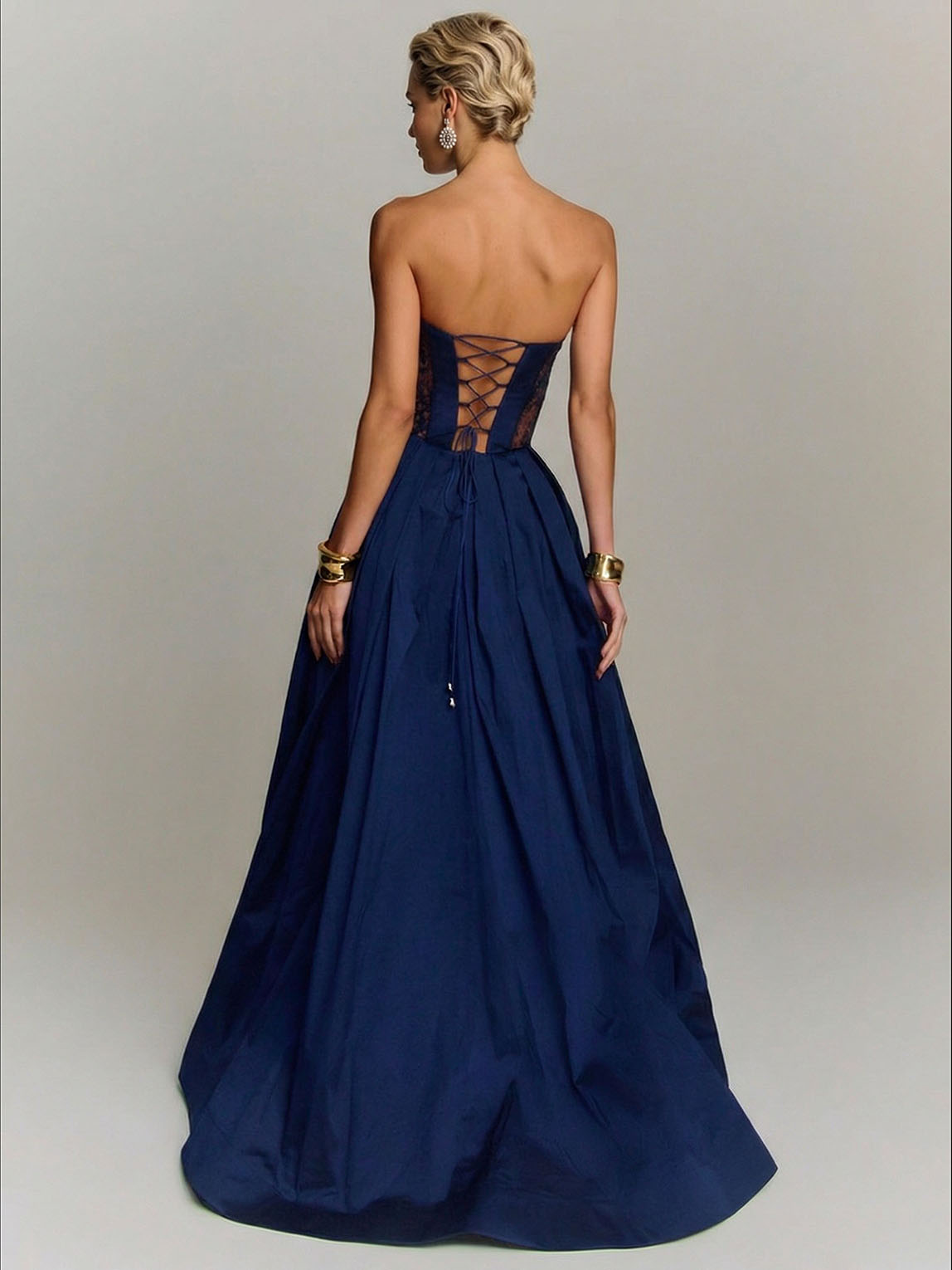 Elegantes trägerloses Maxikleid im Ballkleidstil mit Spitzeneinsätzen