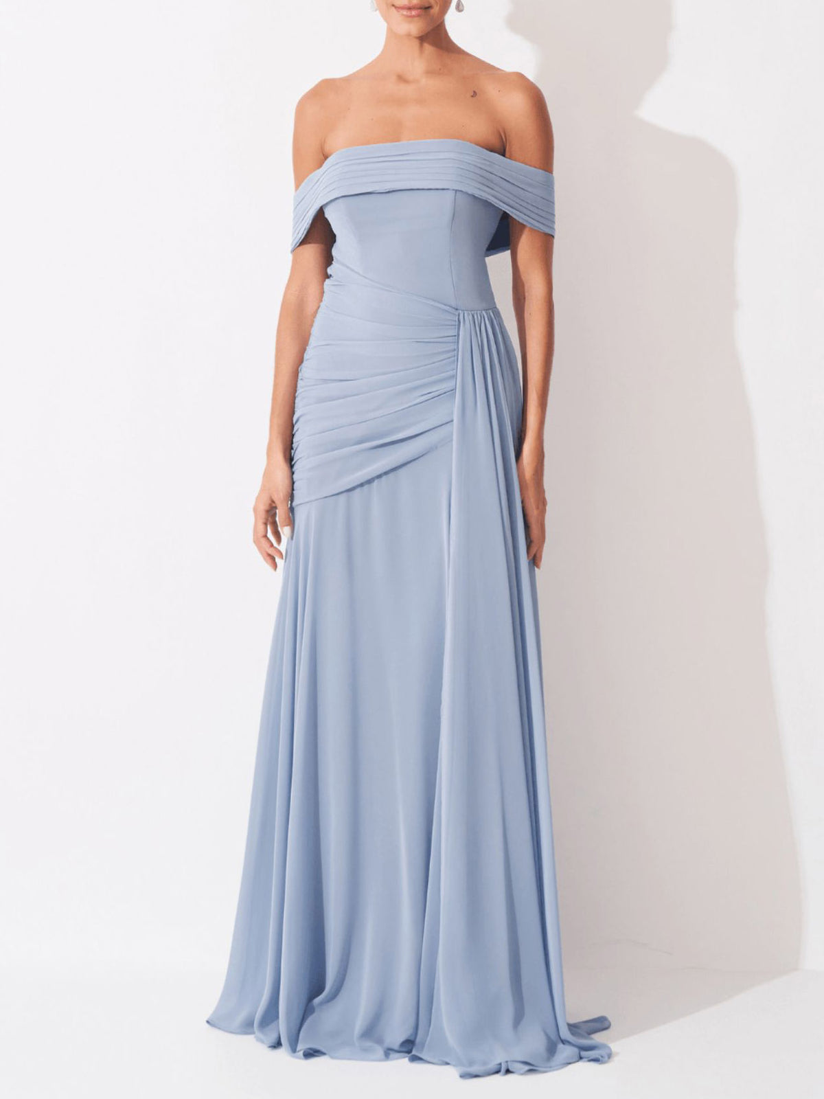 Abito lungo elegante in chiffon arricciato con spalle scoperte