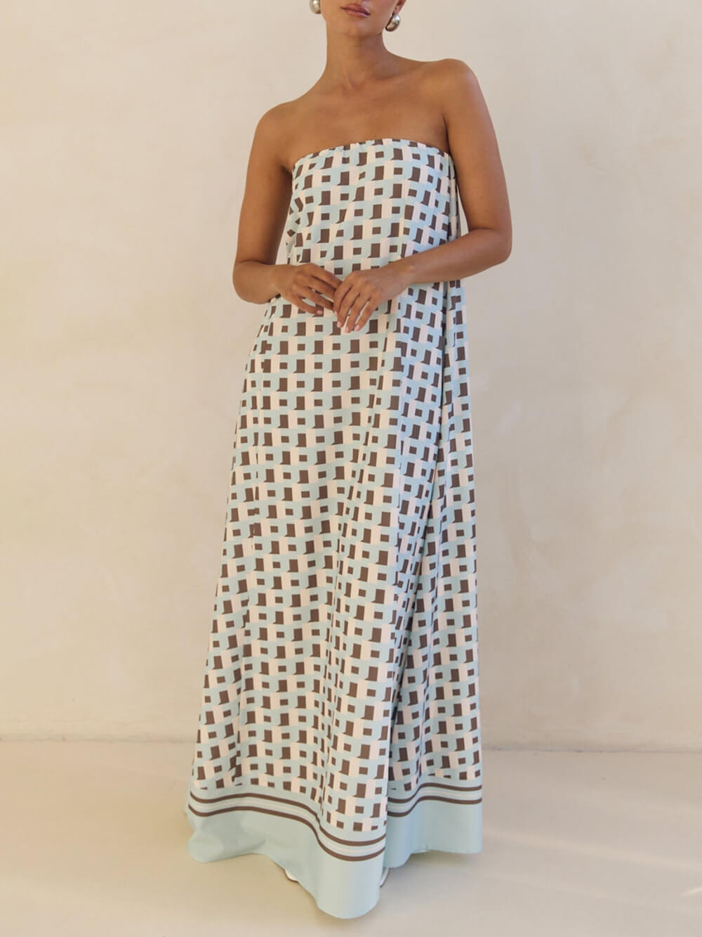 Vestido largo exclusivo de línea A con estampado geométrico y escote descubierto