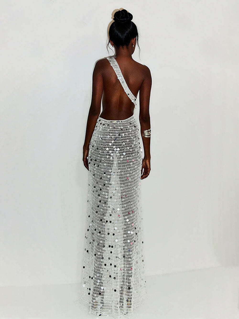 Sexy abito lungo copricostume bianco in maglia con aperture, paillettes, monospalla, anelli decorativi e spacco