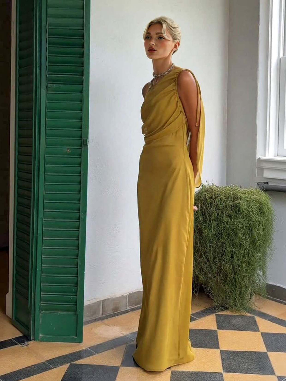 Elegante abito lungo fluido monospalla con vita arricciata