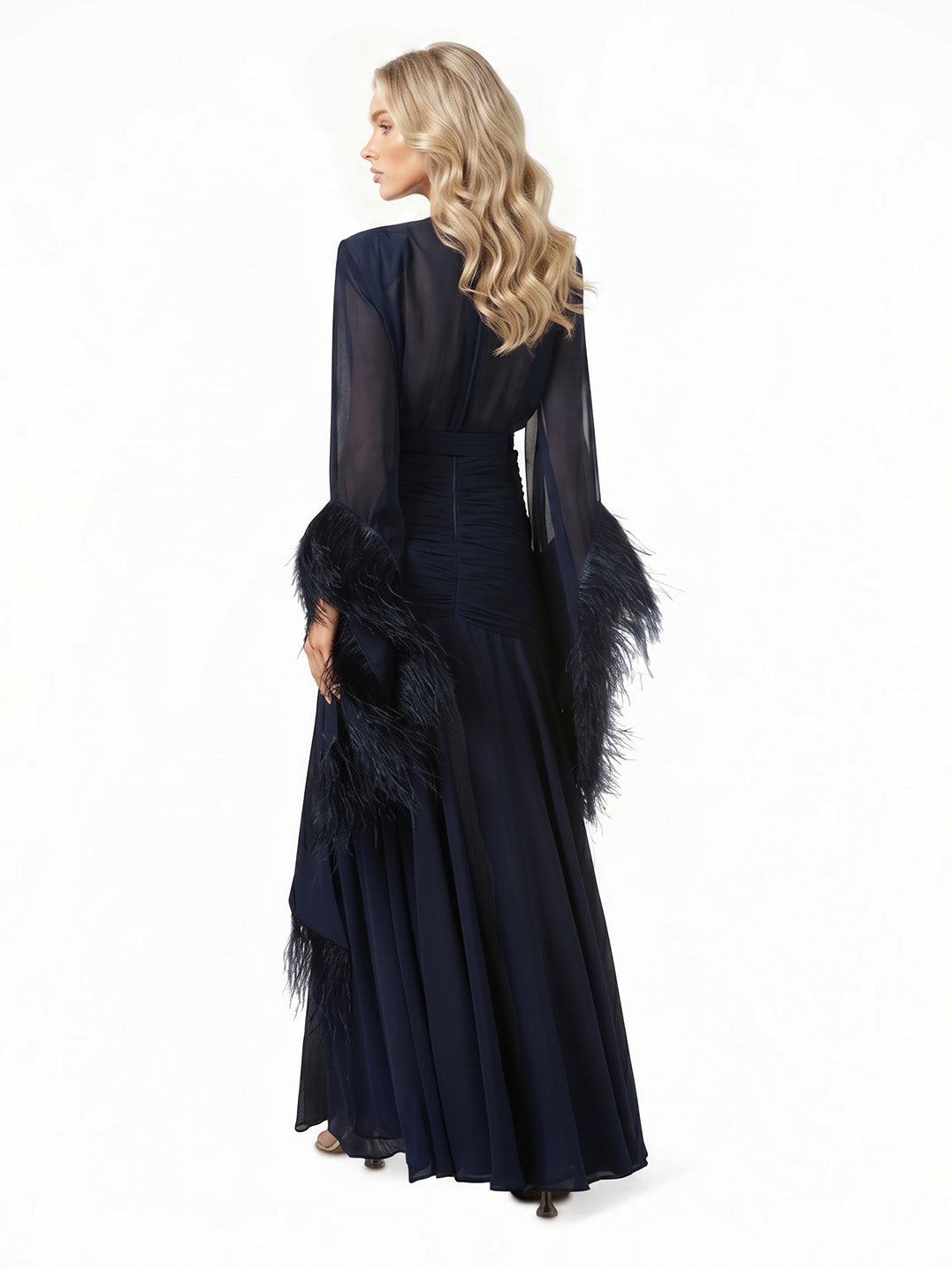 Maxi abito elegante in chiffon fluido con scollo a V e polsini con piume