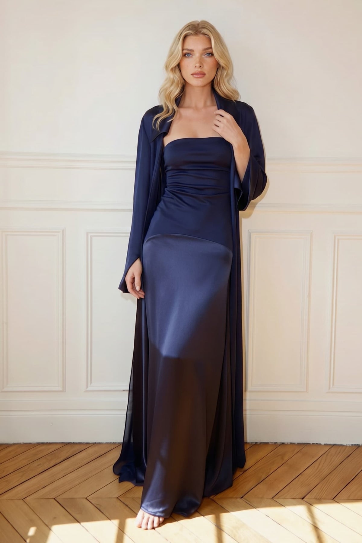 Conjunto elegante de duas peças com vestido comprido de cetim e sobreposição comprida de chiffon transparente