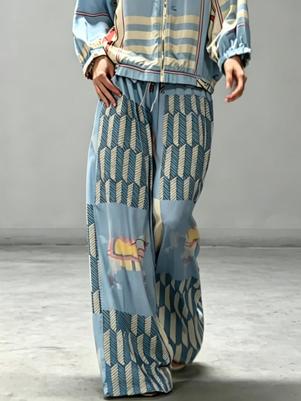 Lässige Hose mit künstlerischem Print und weitem Bein
