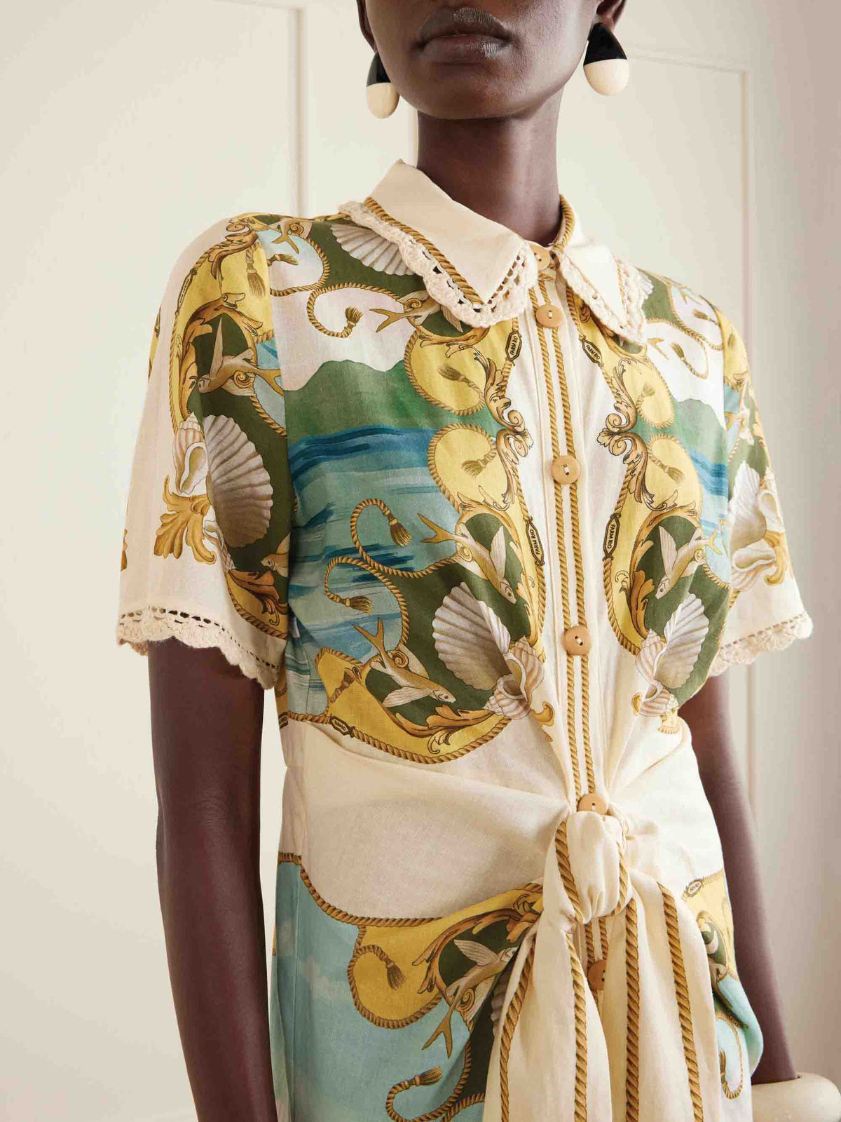 Vestido midi requintado com botões à frente e estampa de palmeiras e conchas