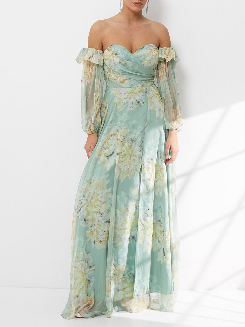 Vestido maxi elegante floral de chiffon com ombros descobertos e racha