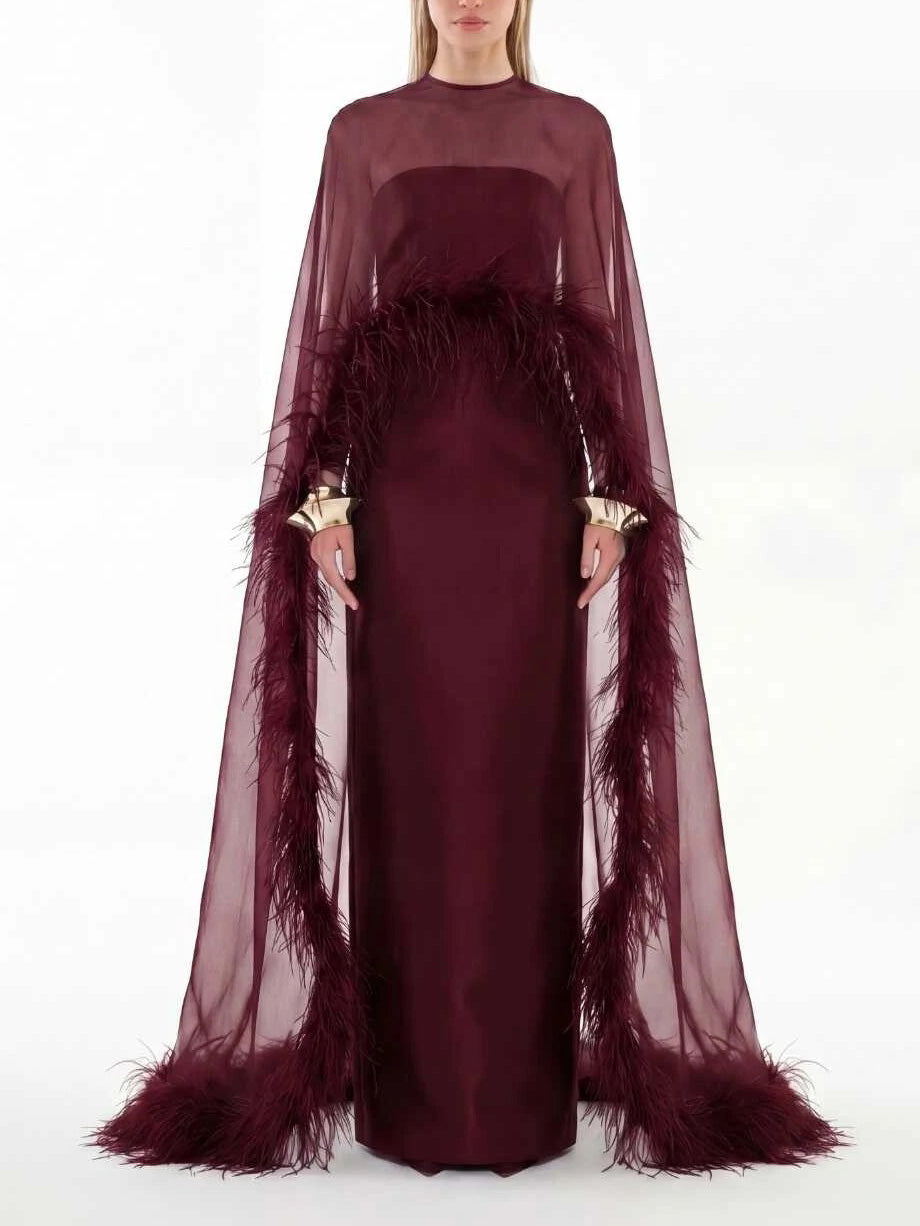 Elegante abito maxi in raso nero con scialle in chiffon trasparente