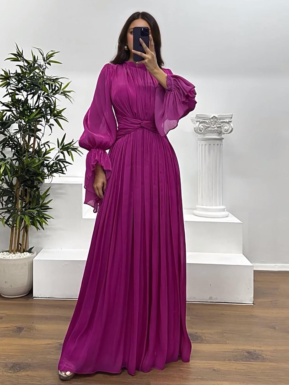 Vestido largo elegante, fluido y plisado, de manga larga