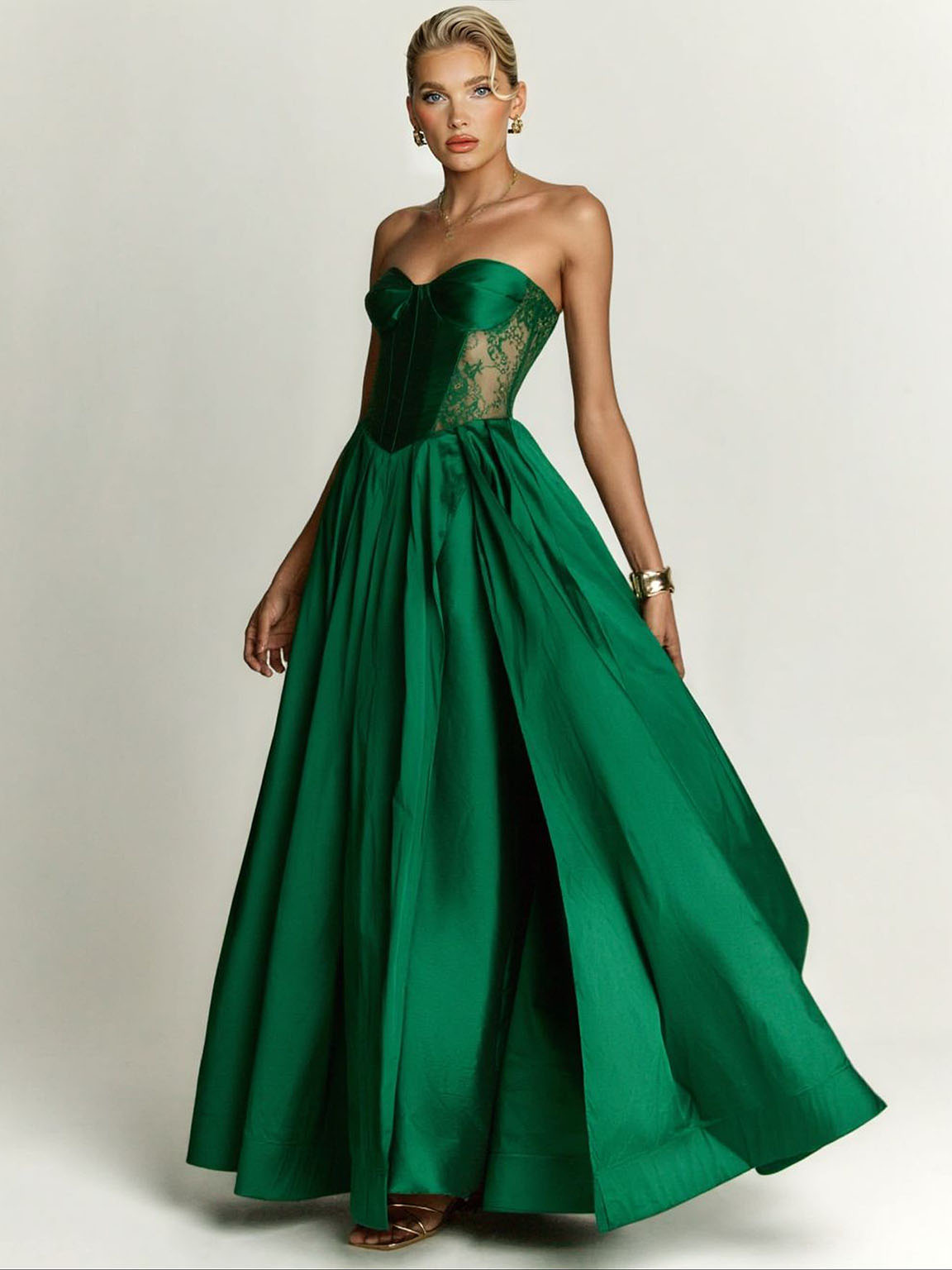 Elegantes trägerloses Maxikleid im Ballkleidstil mit Spitzeneinsätzen
