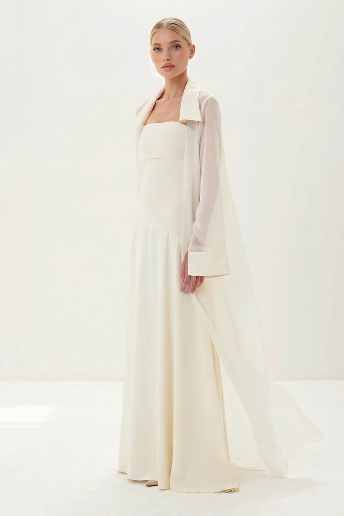 Conjunto elegante de duas peças com vestido comprido de cetim e sobreposição comprida de chiffon transparente