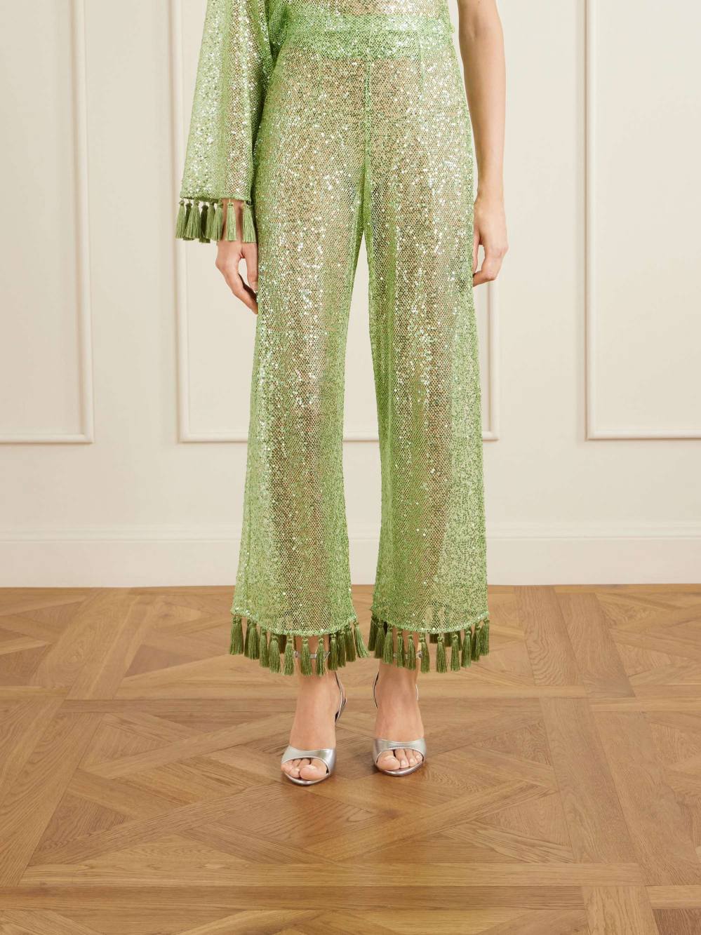 Elegantes zweiteiliges Set aus asymmetrischem Pailletten-Quastentop und ausgestellter Hose