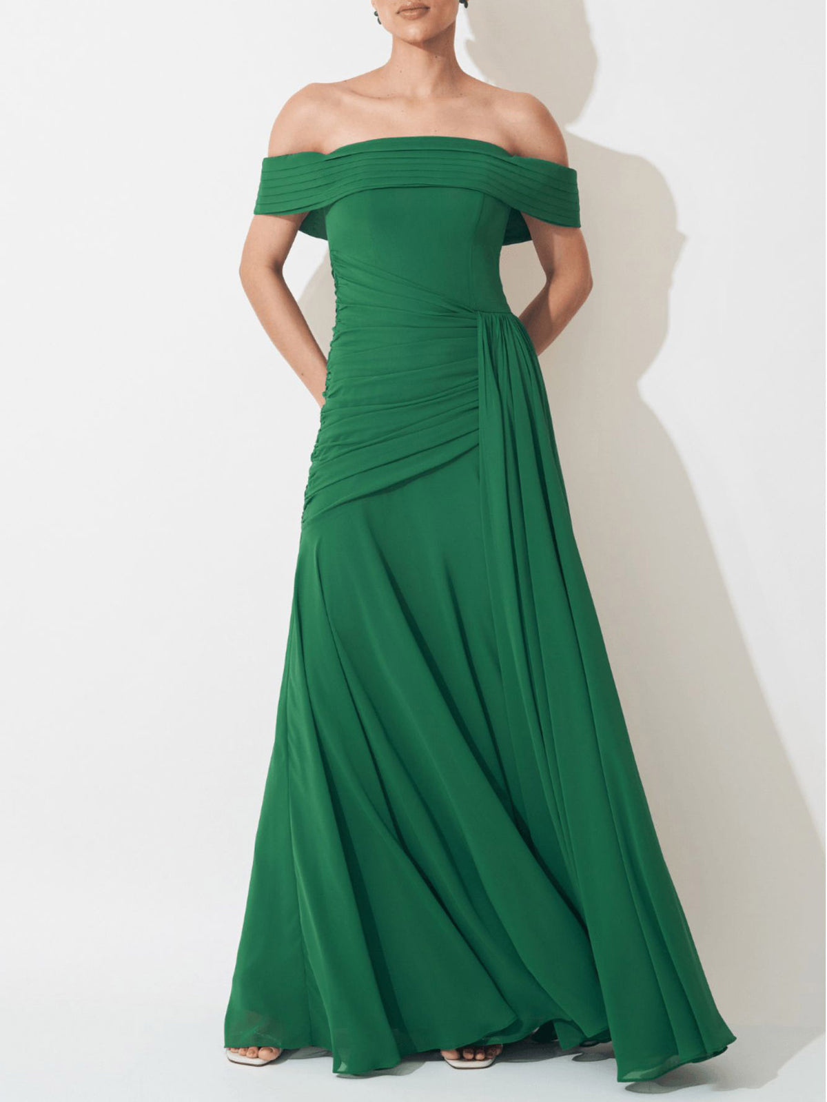 Abito lungo elegante in chiffon arricciato con spalle scoperte