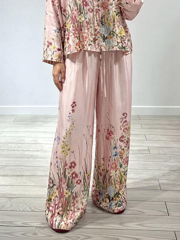 Completo elegante con camicia in raso a stampa floreale e pantaloni a gamba larga