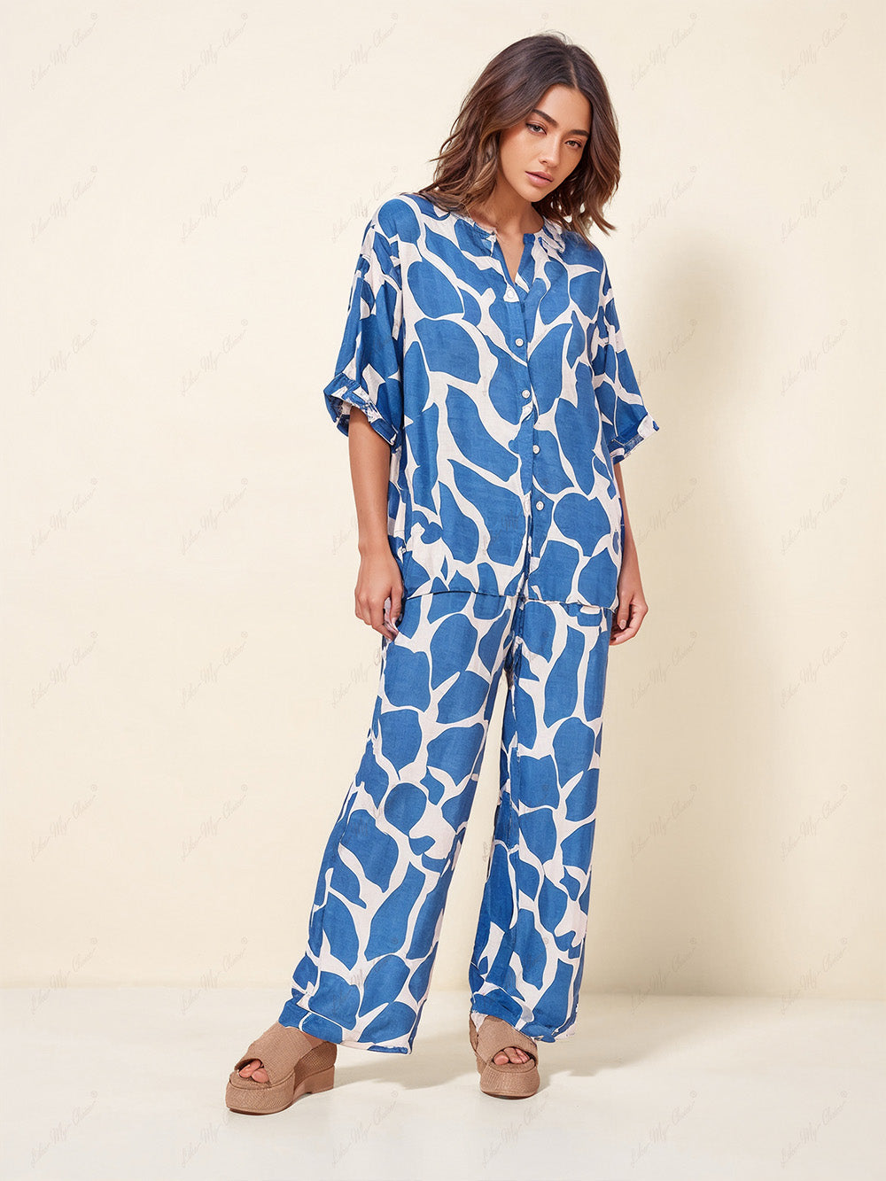 Camisa larga azul e branca com padrão às riscas e estampado