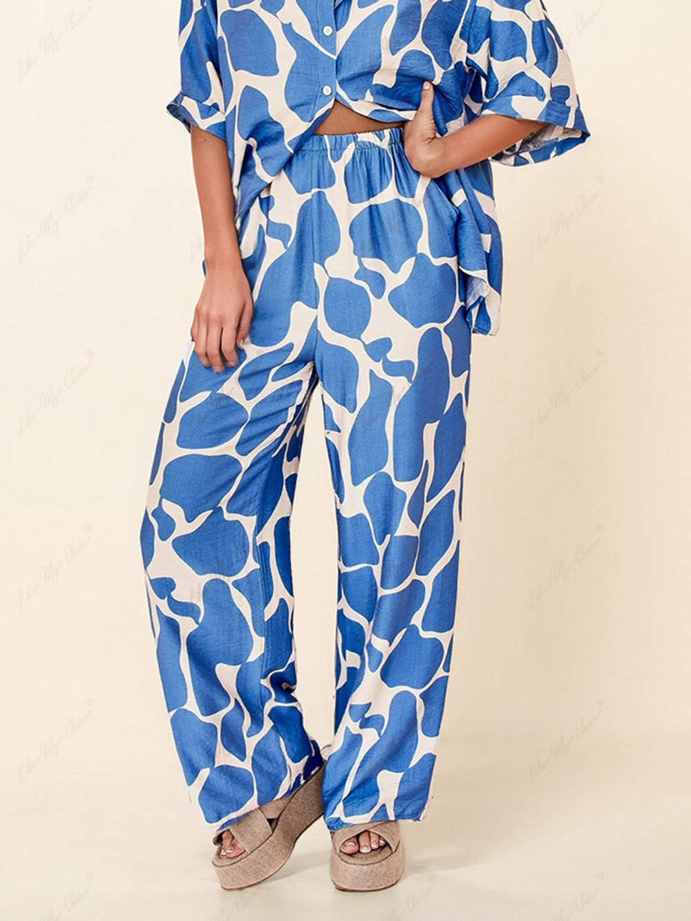 Pantalones holgados estampados a rayas azules y blancas