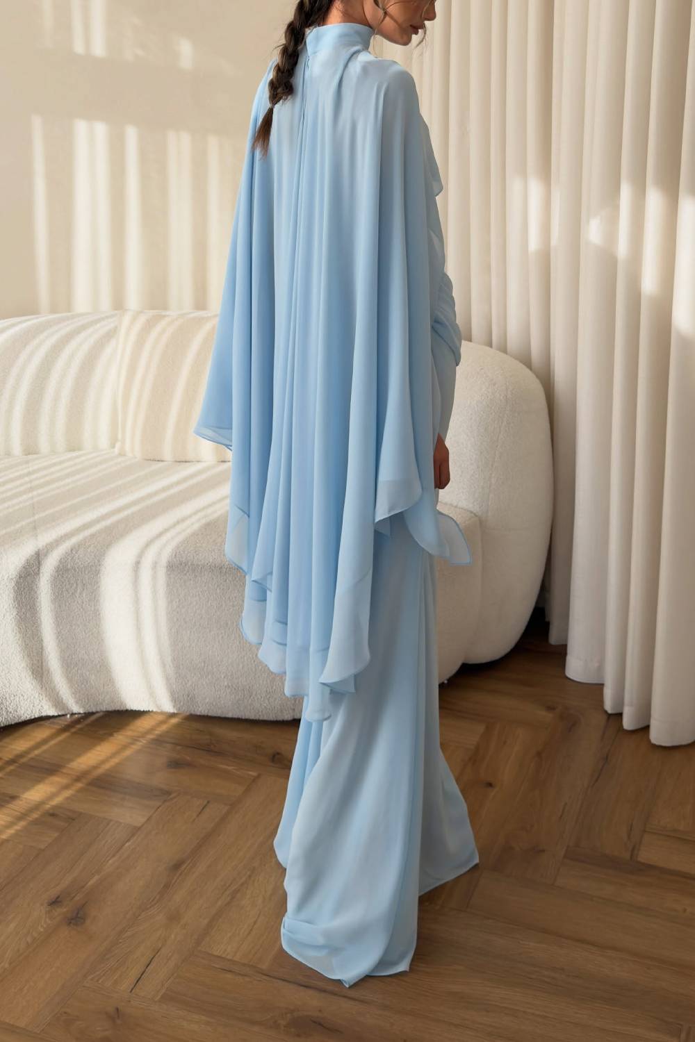 Vestido de gala maxi de chiffon drapeado, com gola subida e corte sereia