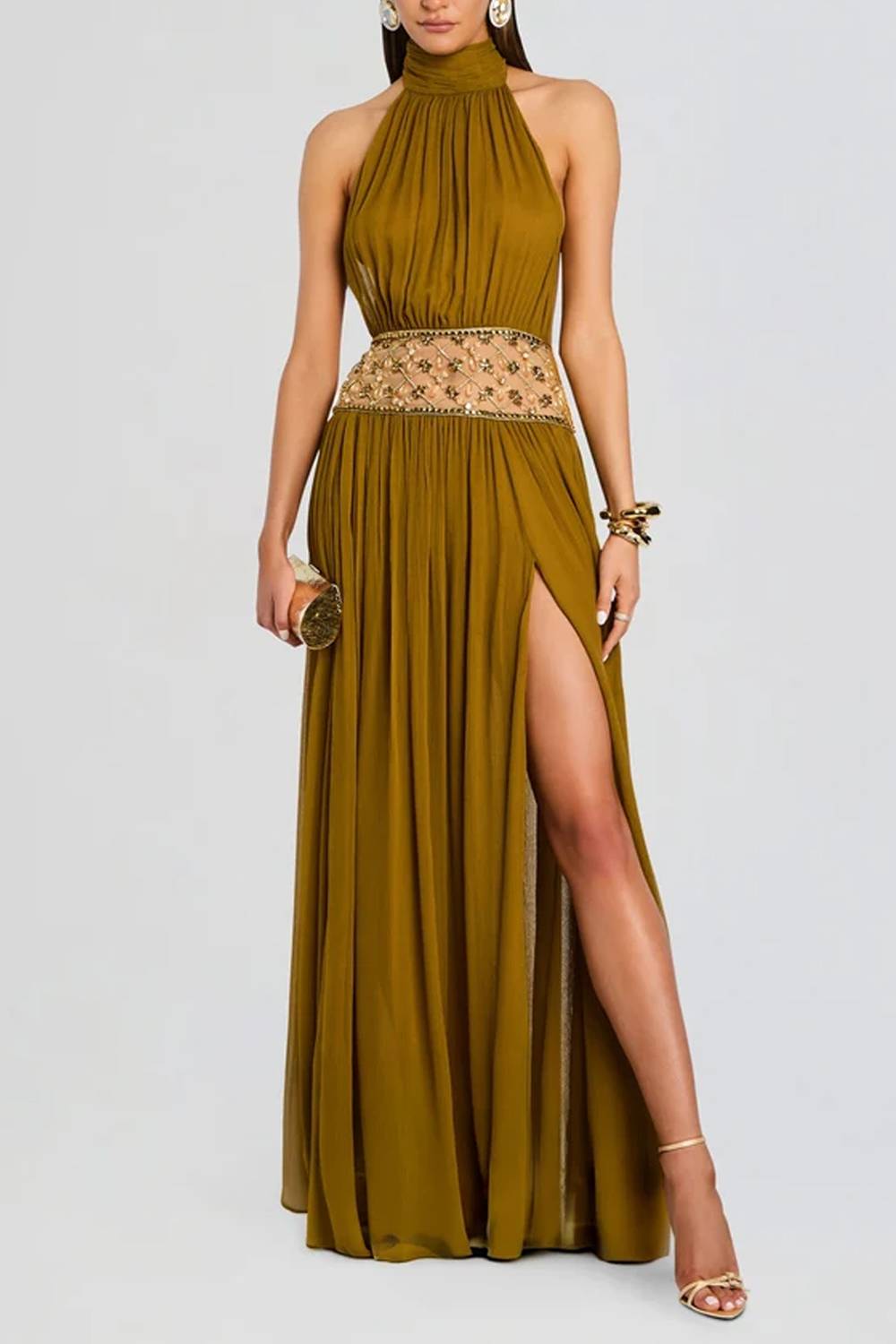 Vestido largo de noche con cuello halter alto, cintura de malla con cuentas y abertura alta