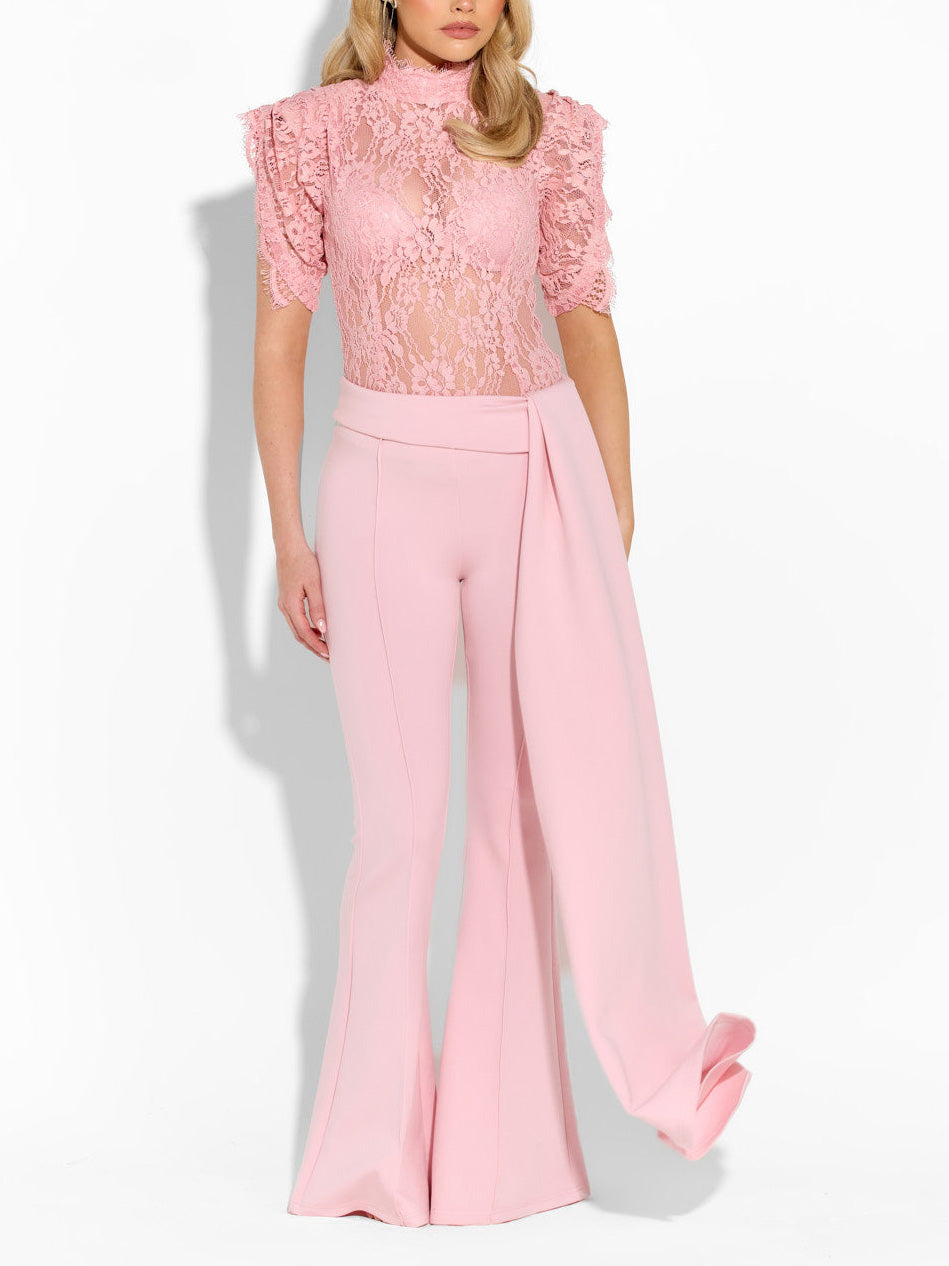 Elegante completo a due pezzi con top in pizzo a collo alto e pantaloni a gamba larga
