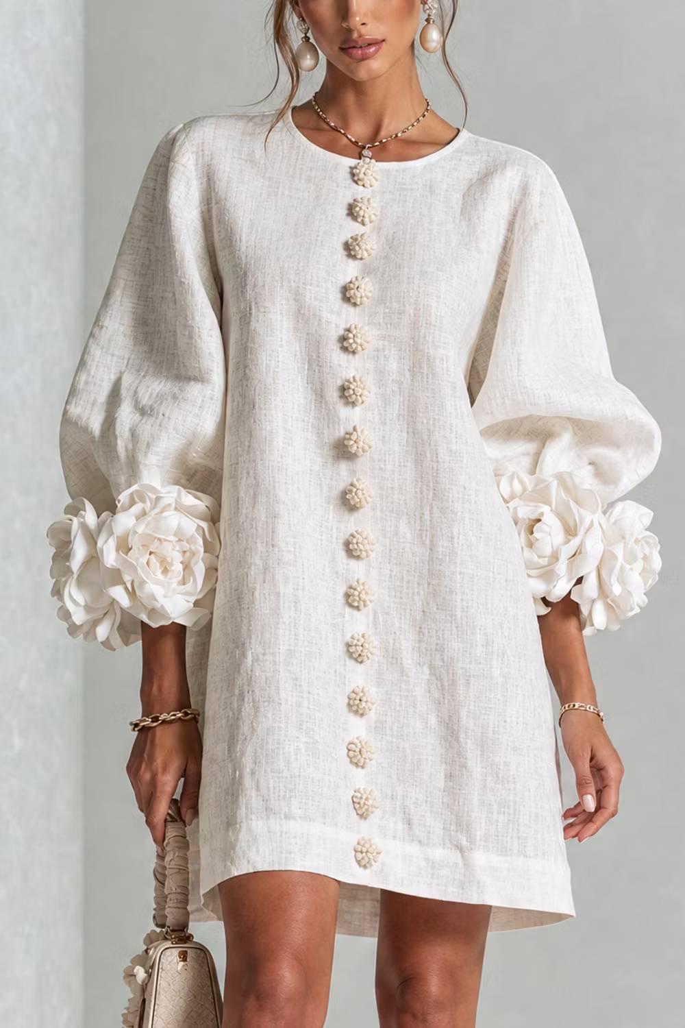 Vestido corto con puños de flores tridimensionales y mangas abullonadas