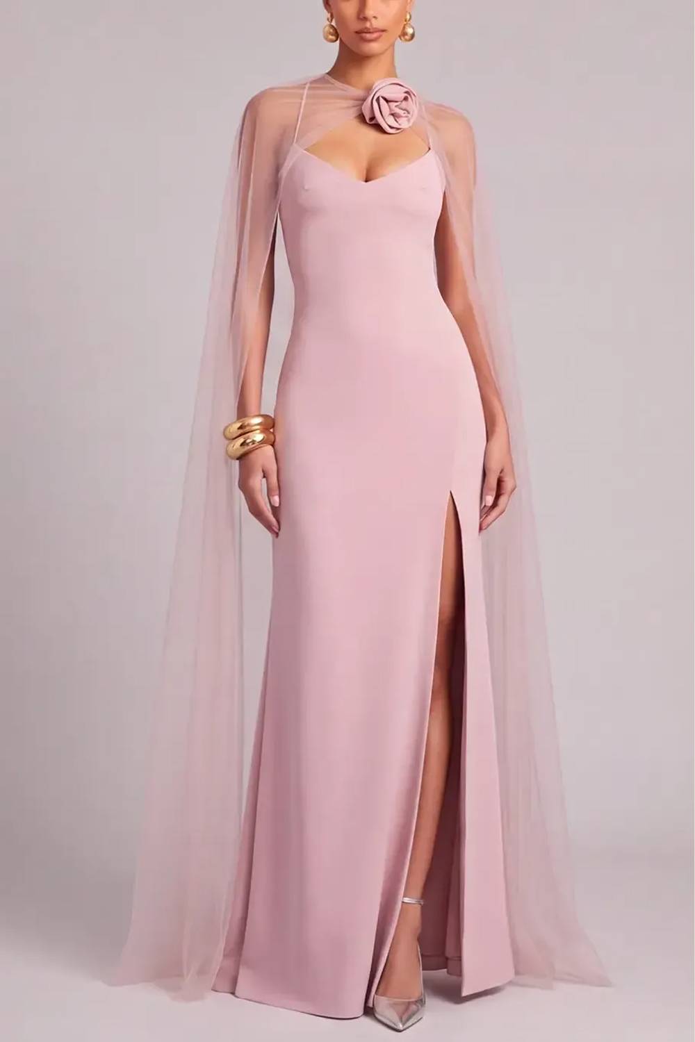 Abito lungo in tulle rosa con mantella e spacco