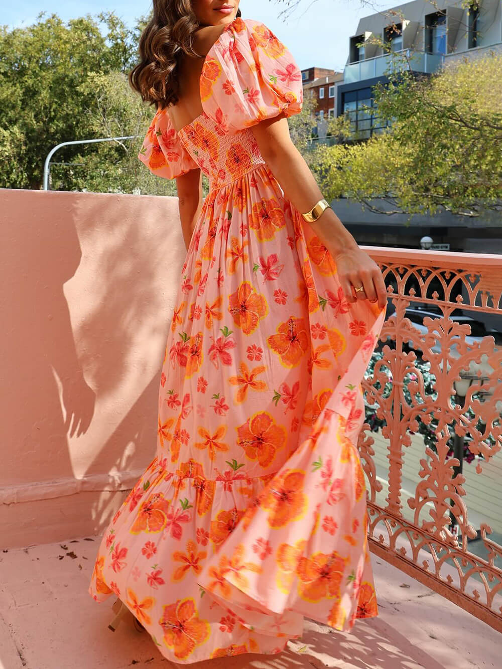Vestido largo con estampado floral, mangas abullonadas, espalda fruncida y bolsillos