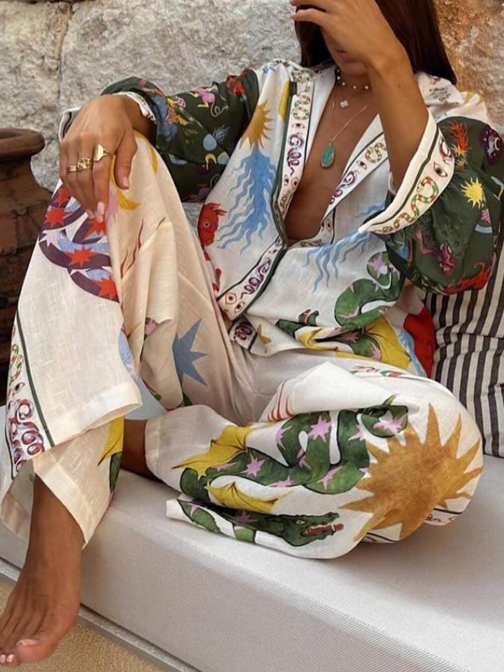 Ensemble original composé d’une chemise à manches longues et d’un pantalon à taille élastique, à imprimé