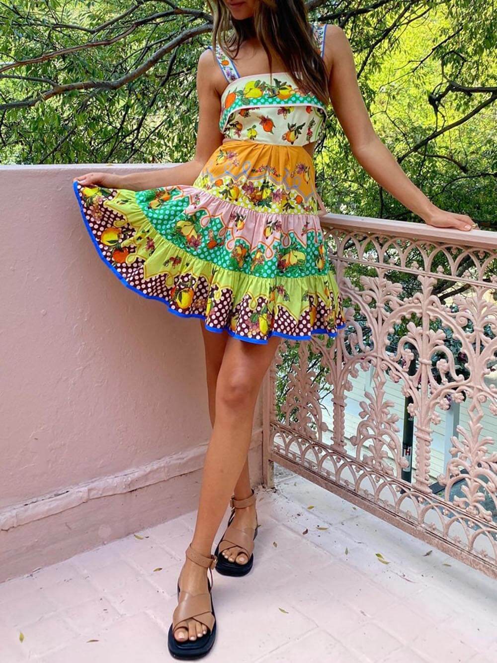 Vestido mini de verão multicolorido com limões e bainha plissada