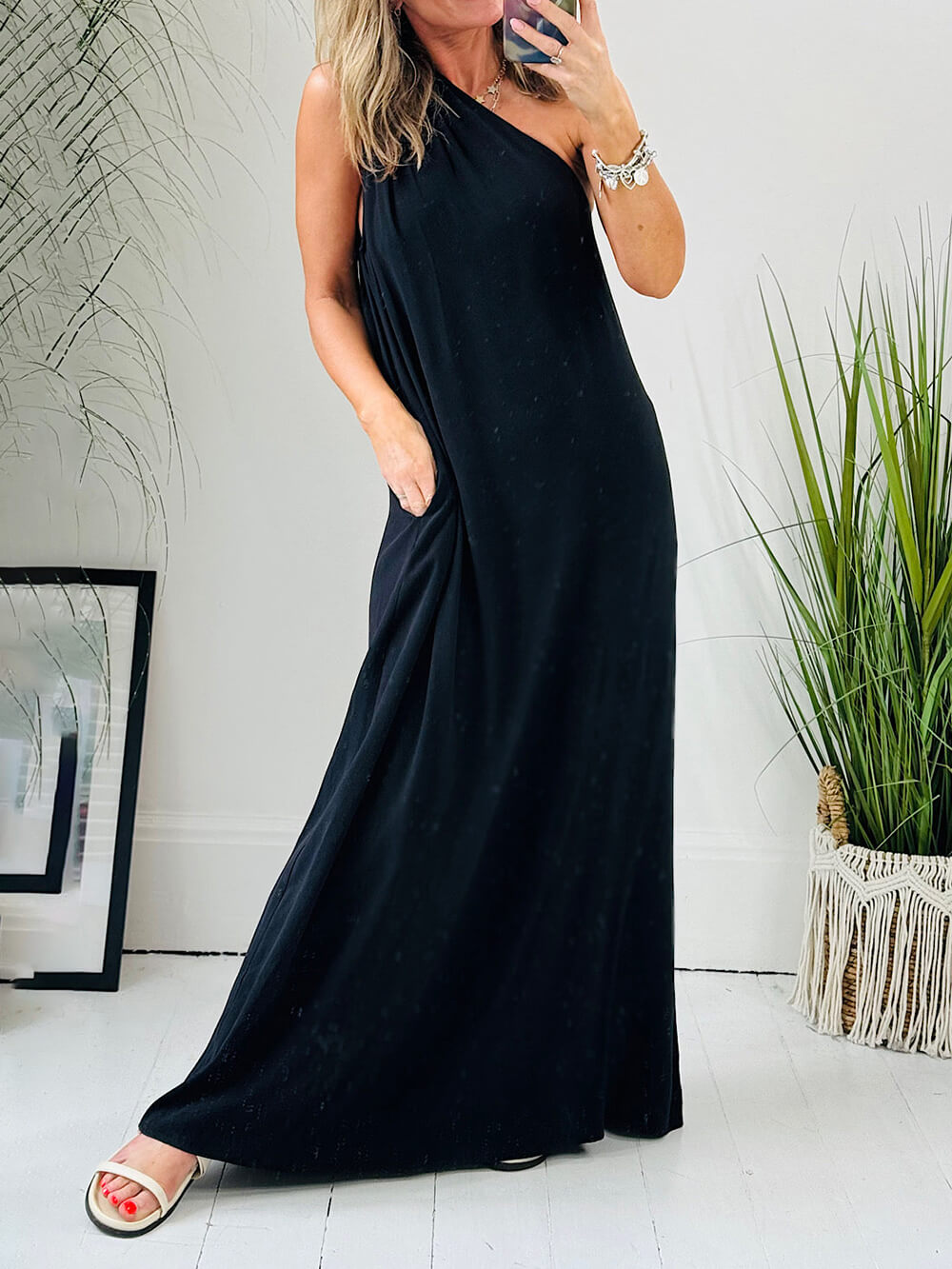 Robe ample à une épaule, avec plis, poche et manche fendue