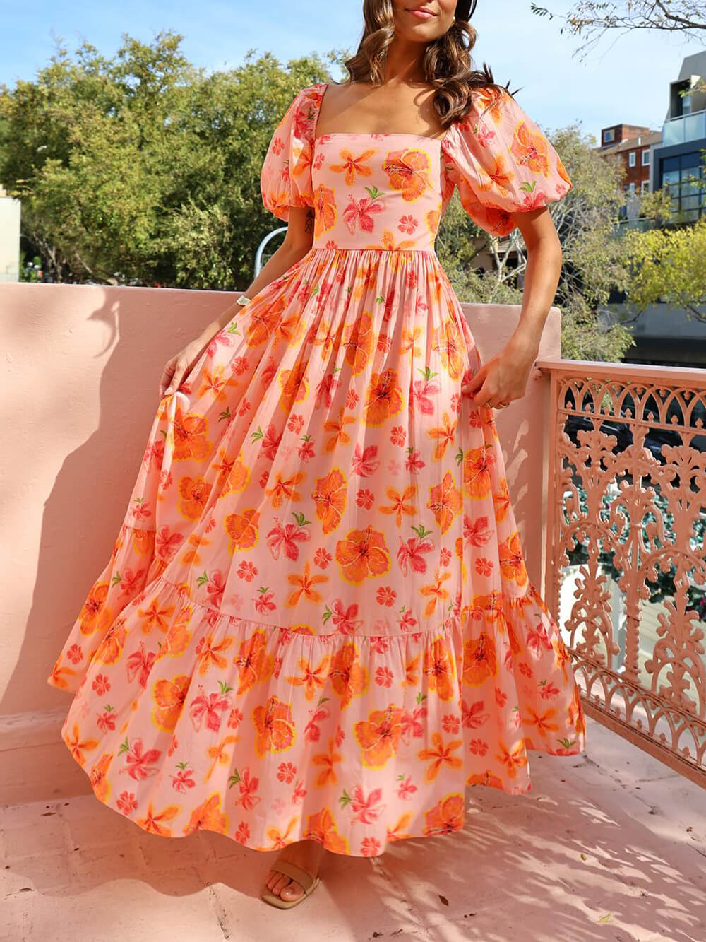 Vestido largo con estampado floral, mangas abullonadas, espalda fruncida y bolsillos