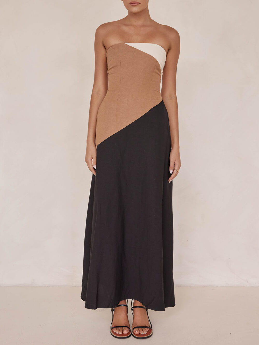 Vestido maxi assimétrico com blocos de cor