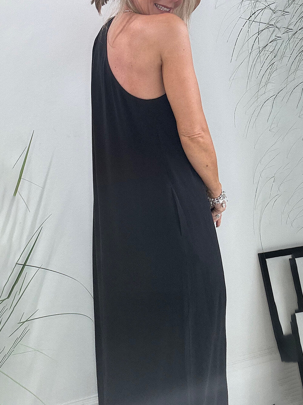 Robe ample à une épaule, avec plis, poche et manche fendue