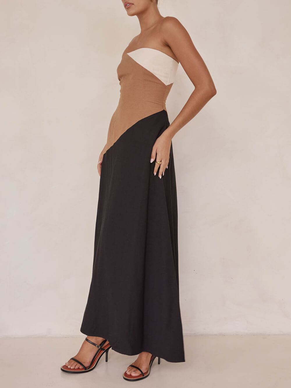 Vestido maxi assimétrico com blocos de cor