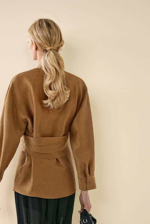 Completo con camicia ampia a incrocio e pantaloni a lanterna