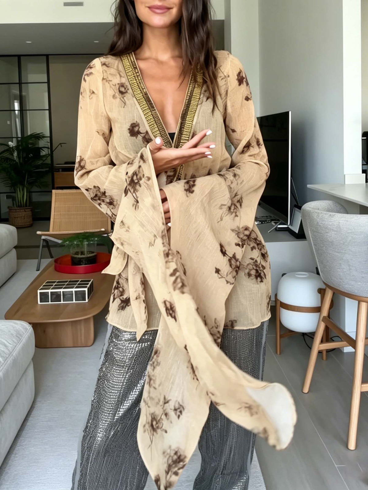 Completo casual a due pezzi con top avvolgente in chiffon tie-dye e pantaloni harem metallizzati