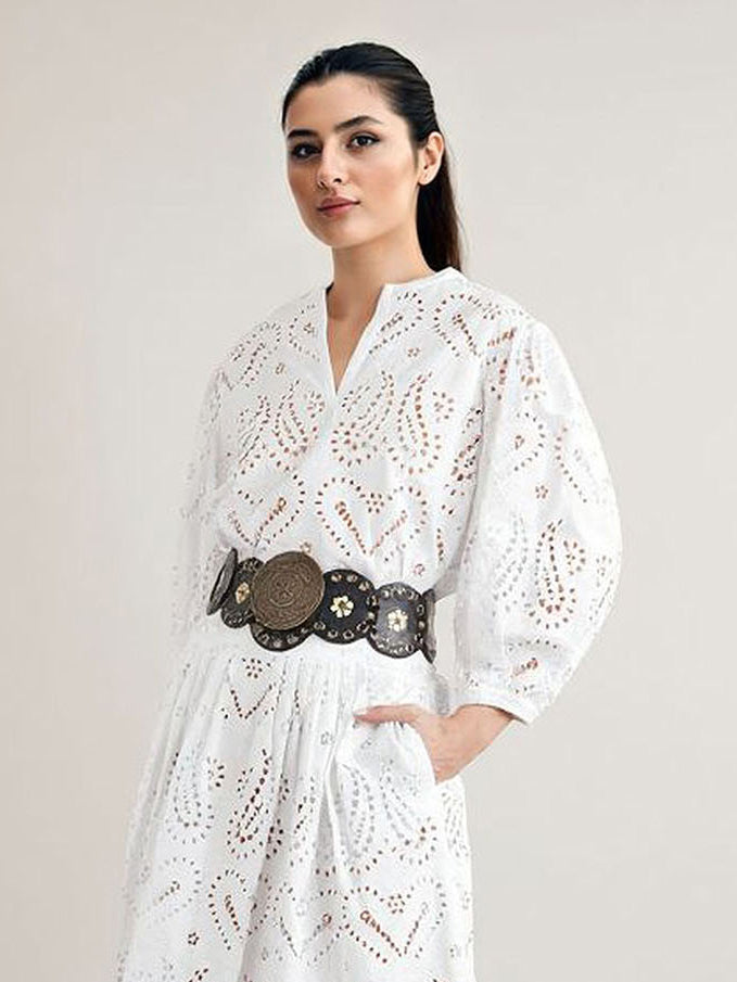 Elegante completo due pezzi con camicia e gonna in pizzo ricamato con aperture