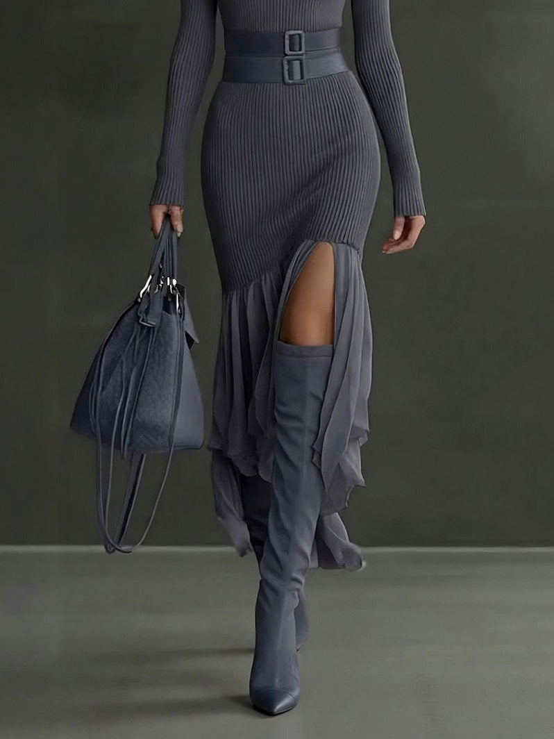 Elegantes asymmetrisches Strickmidikleid mit Rüschen in Grau