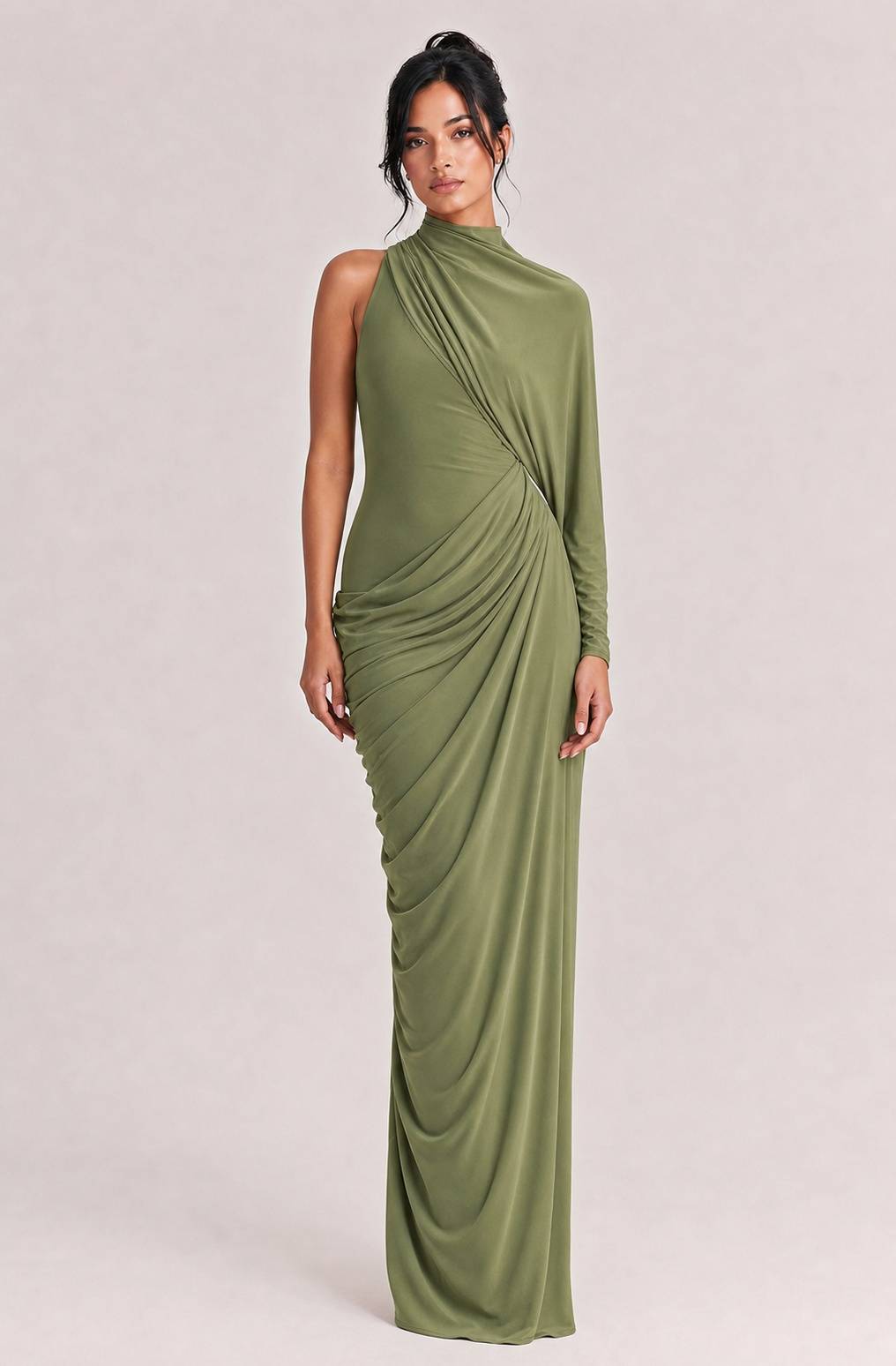 Elegante abito lungo monomanica asimmetrico e drappeggiato