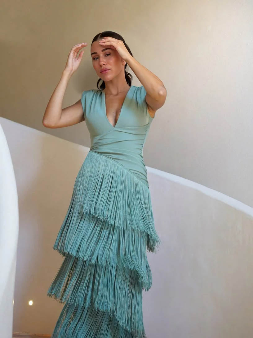 Abito lungo elegante con scollo a V, pieghe e frange