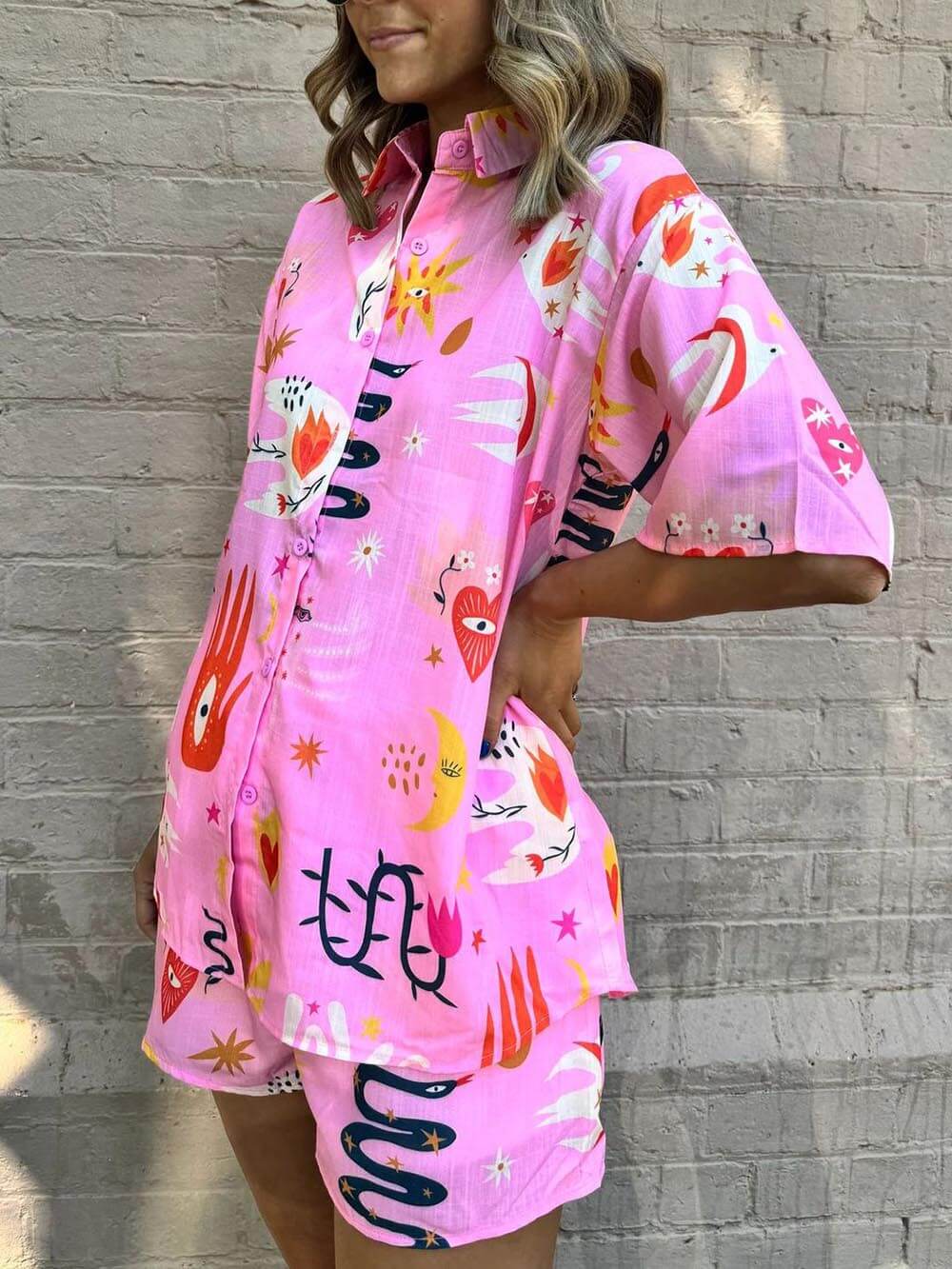 Conjunto informal de camisa estampada con cordones y shorts elásticos