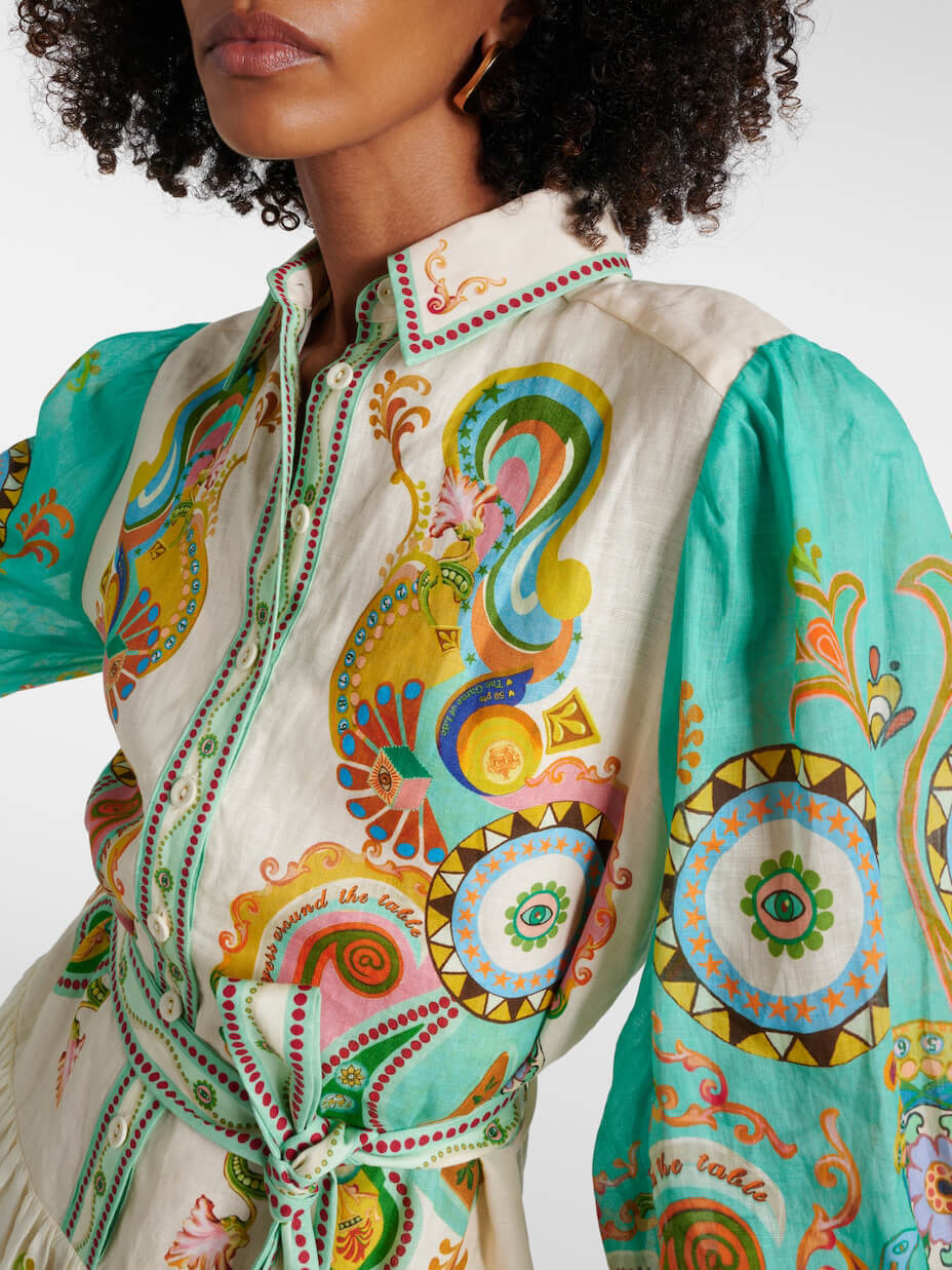 Vestido midi exclusivo e requintado, com estampado moderno, mangas abalonadas e laço