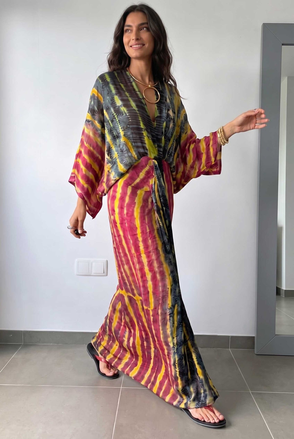 Maxikleid mit V-Ausschnitt, Print, Schlitz und Bänderdetail