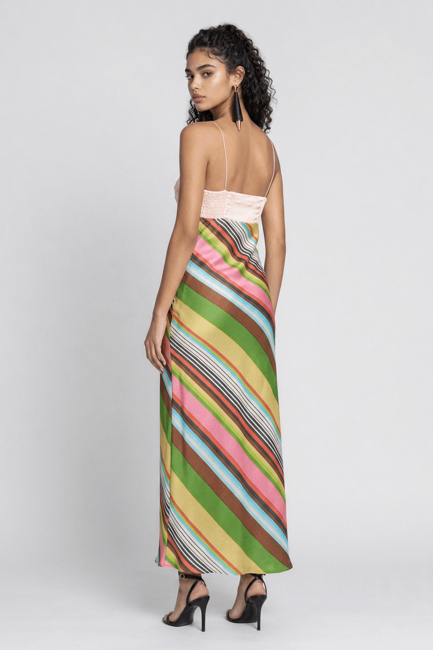 Vestido midi ajustado de satén rosa con tirantes finos retorcidos y rayas diagonales coloridas