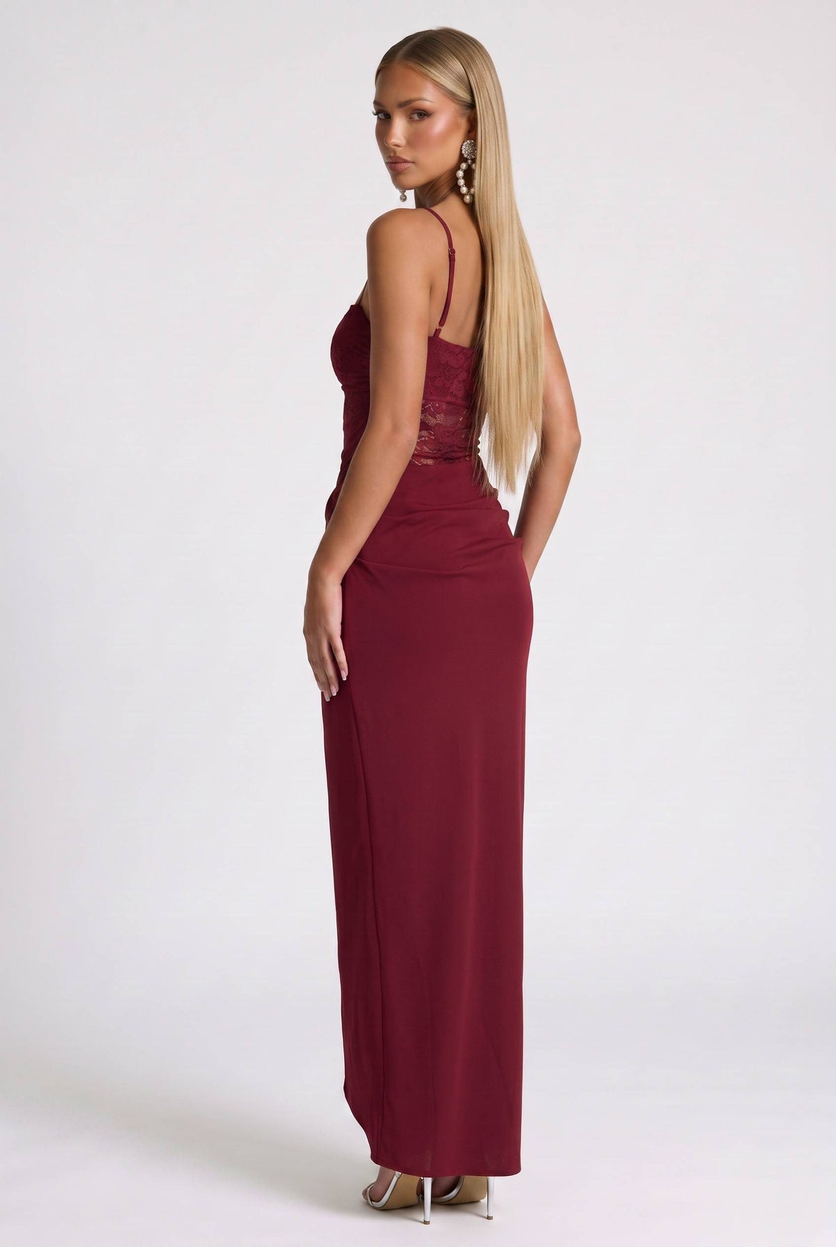 Vestido comprido com aplicação de cetim e renda