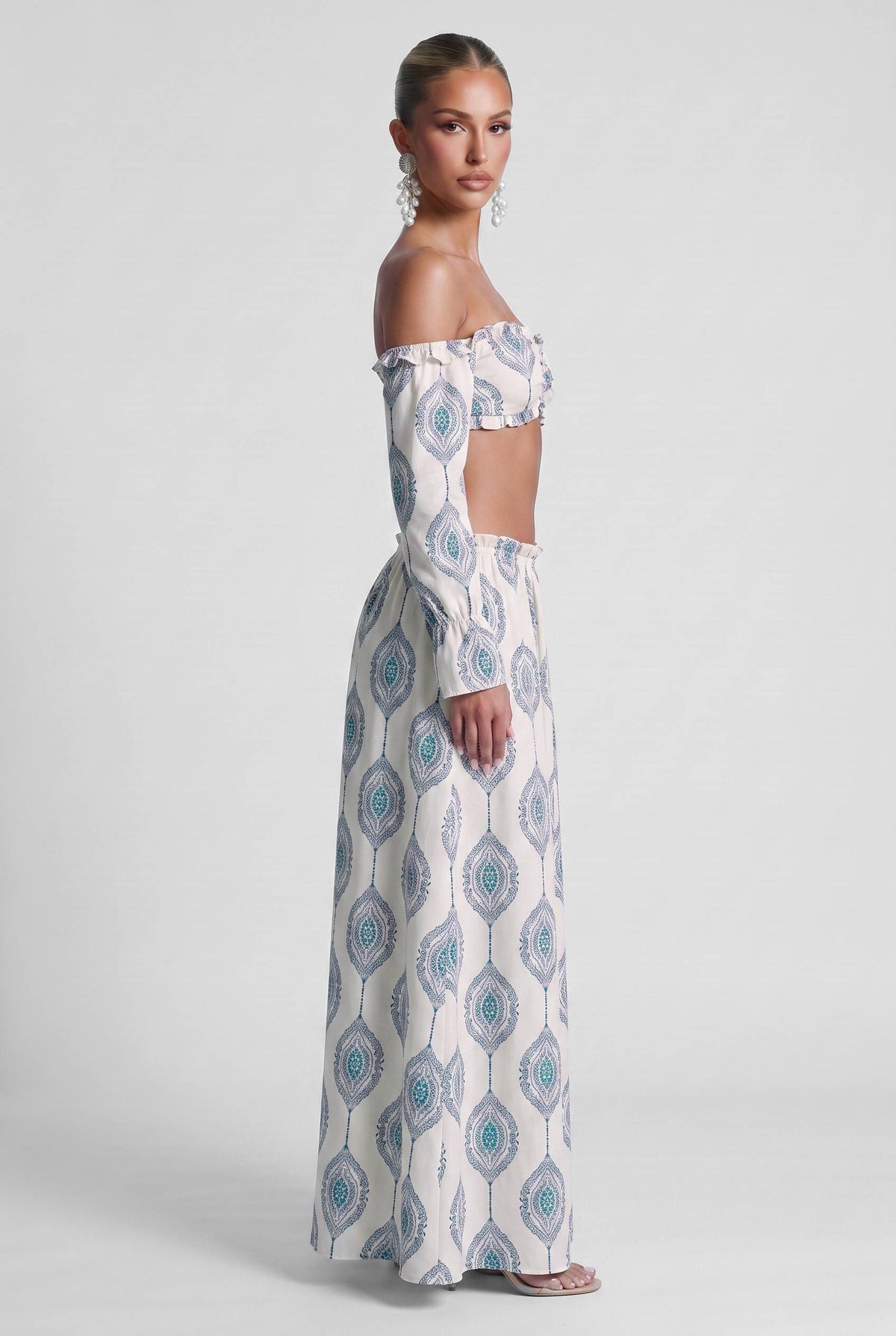 Completo boho estivo da spiaggia e vacanza, con top a fascia e abito a stampa paisley