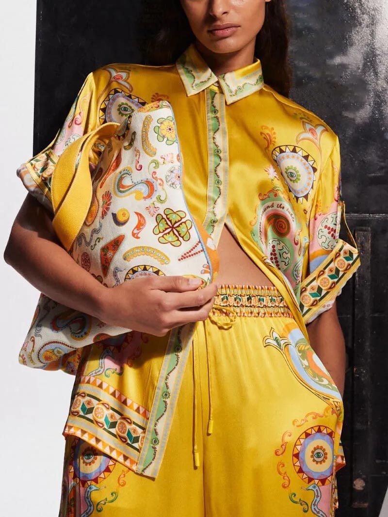 Elegantes zweiteiliges Oversize-Hemdset aus Satin mit einzigartigem Cashewblütenprint und Knopfleiste